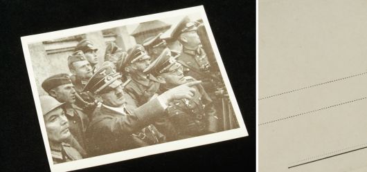 Adolf Hilter mit Soldaten und Offizieren
