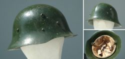 Alter grner Stahlhelm