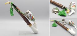 Antike Gesteckpfeife aus Porzellan, Mundst�ck aus Horn, Holz Holm und Metalldeckel, um 1900 Rote R�serl Volkslied